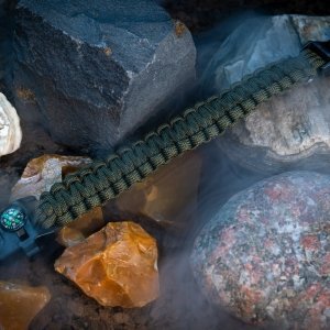 paracord bracelet iStock 1614711484 fuben