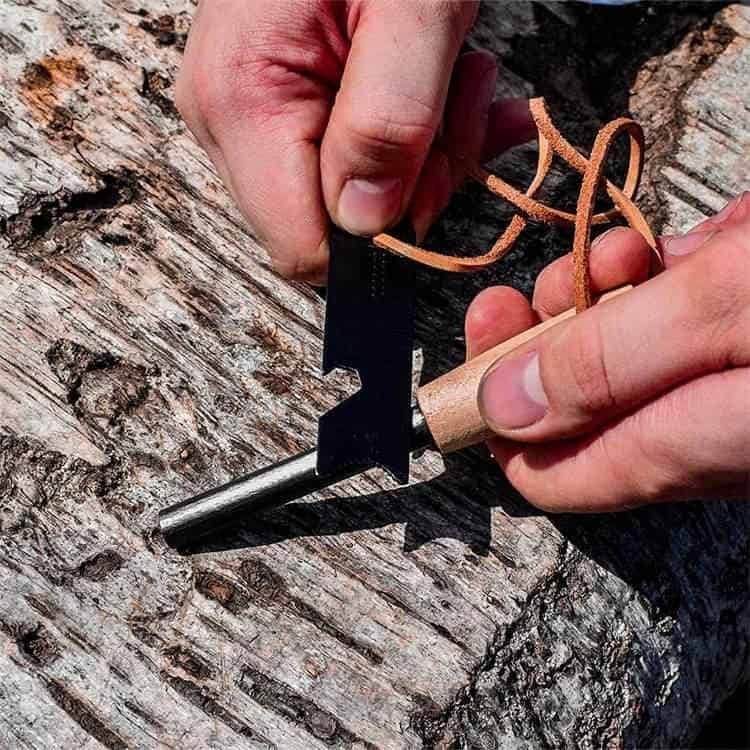 Ergonomic handle of the fire starter equipped with a long-lasting ferro rod bulk FRC19 flint rod.