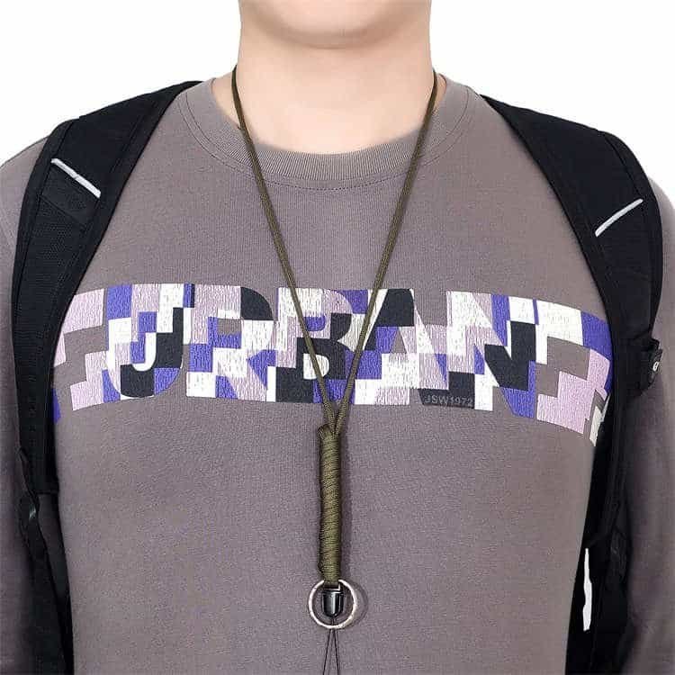 Man wearing a 24.5-inch army green survival paracord lanyard necklace with a split ring clip for daily EDC.